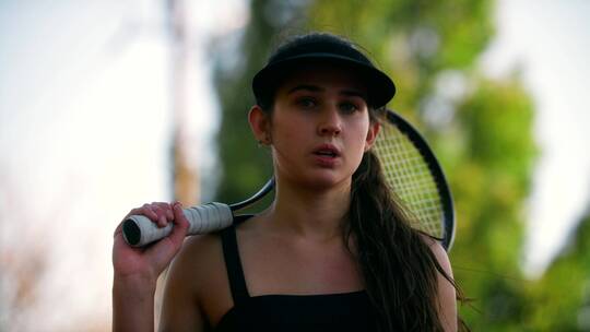 打网球的女子