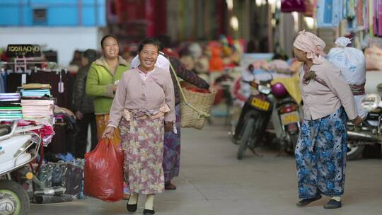 云南德宏中缅边境商贸街边集市傣族民众