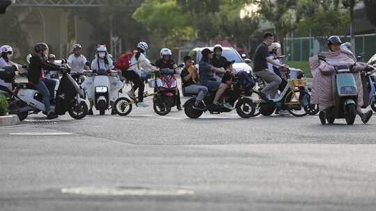 180帧升格城市晚高峰路口电动车繁忙车流