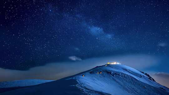 绝美星空的雪山夜景延时自然风景旅行