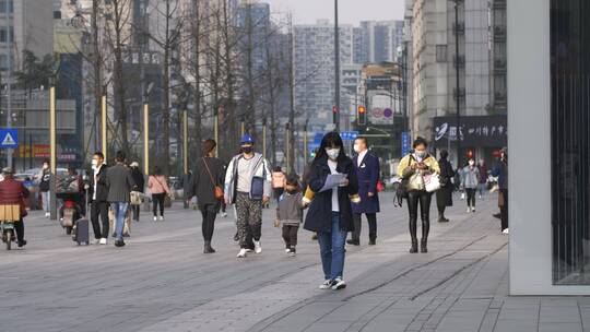 疫情下的成都街头行人戴口罩慢镜头