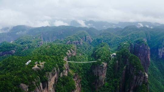 陡峭高耸的山峰