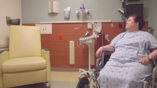 病人坐轮椅等待治疗