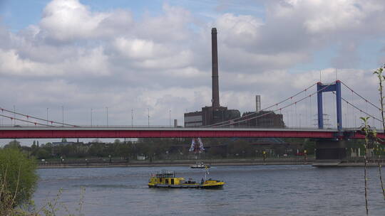 莱茵河大桥和工厂景观视频素材模板下载
