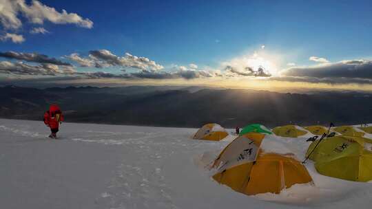 攀登新疆慕士塔格峰登山者的C2营地日落风光