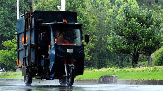 下雨中行驶的环卫车