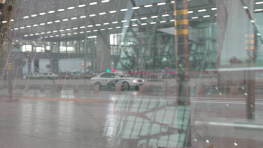 下雨的机场