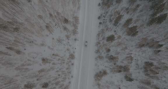 行驶在冰雪道路的汽车