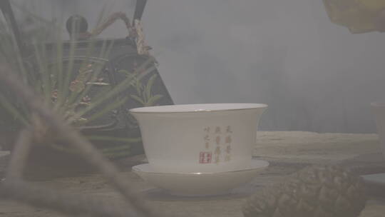 在山上泡茶喝茶