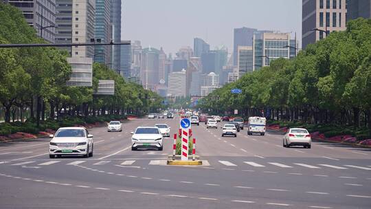 上海疫情解封后世纪大道路上的车流