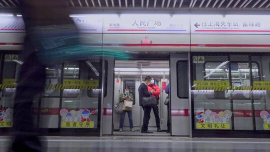 上海人民广场地铁站台人行通道视频素材模板下载
