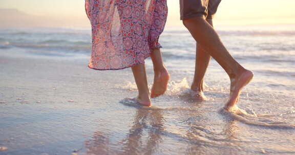 出生夫妇喜欢日落时赤脚慢动作的浪漫海滩漫