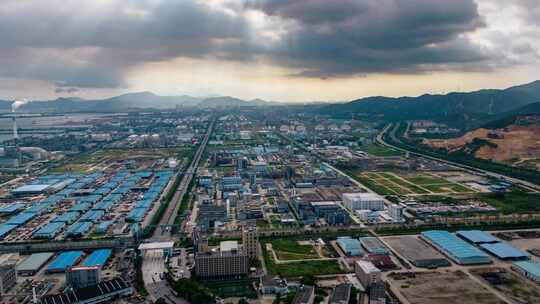 工业区鸟瞰全景，烟囱冒烟景象