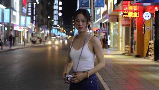 威宁街头走路忧郁写真美女