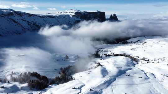 飞过意大利白云石的冬日景色，而云层在豌豆前移动视频素材模板下载