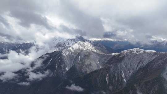 航拍云雾缭绕的雪山