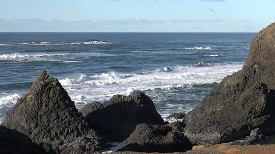 涌向岩石的海浪