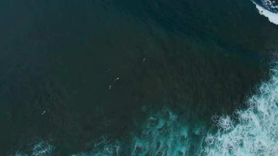 湾冲浪者享受海浪的航拍镜头