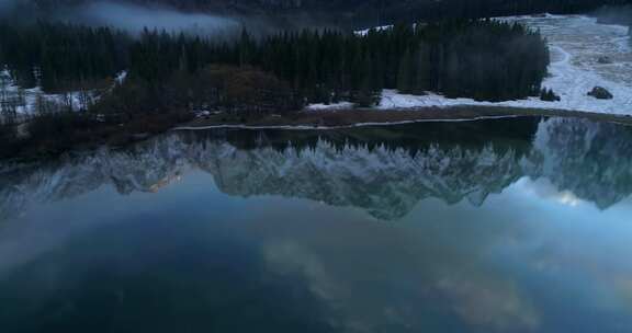 山湖空中白雪皑皑的群山