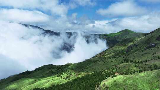 蓝天白云阳光下桂林高山上的云海和风力发电