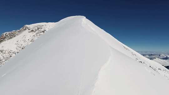 登山攀登雪山航拍