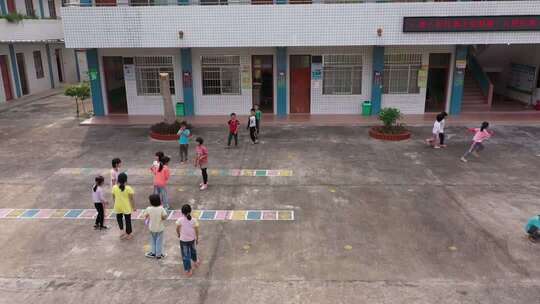 校园内小学生玩跳房子游戏