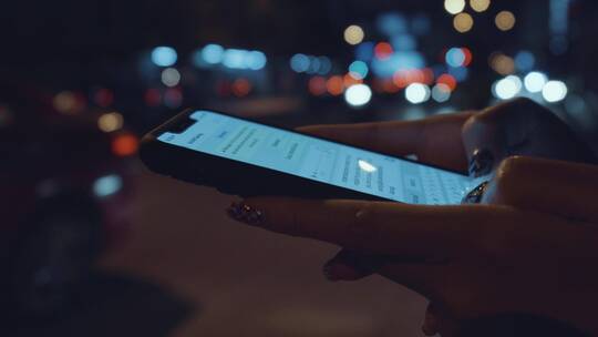 夜晚城市街头使用智能手机视频素材模板下载