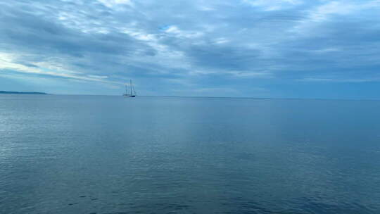 波罗的海波罗的海平静的海面上孤独的船，小波浪和清澈的蓝色海水