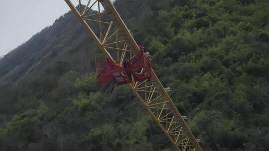 在建工地航拍大山吊车起重机