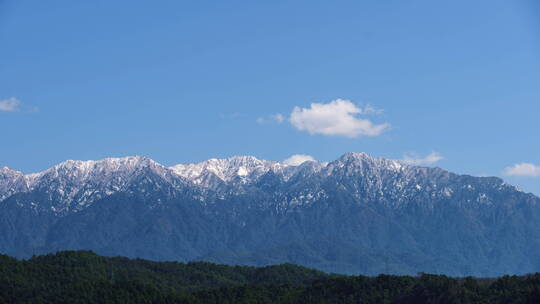 云雾变幻的雪山