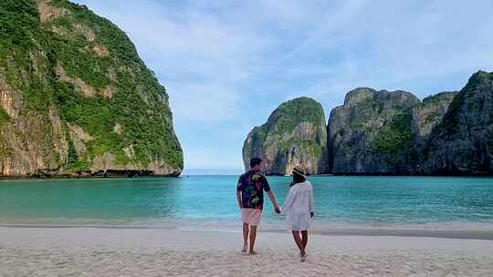 一对男女在海滩上散步皮皮岛泰国玛雅海滩清晨