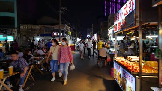 广西南宁中山路美食街夜市烧烤摊夜生活街景视频素材模板下载