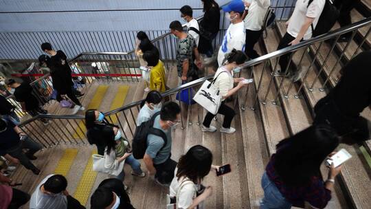 地铁楼梯上下班人群