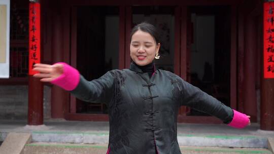 中式胡同四合院女人舞蹈