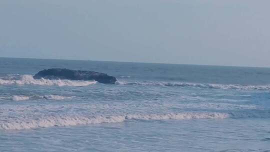 海浪来到海滨