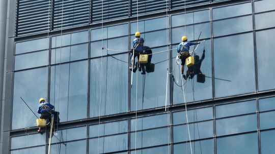 城市楼宇清洁高空作业蜘蛛人视频素材模板下载