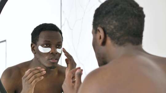 戴眼罩的非裔美国人照镜子