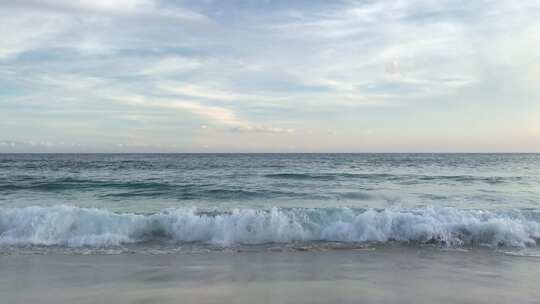 海浪拍打沙滩海岸清澈的海水海天一线视频素材模板下载