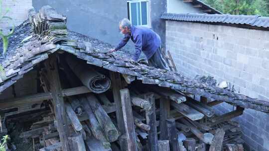 农村传统房屋建筑房子捡瓦布瓦老人