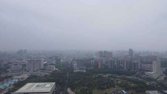 雨雾中的城市