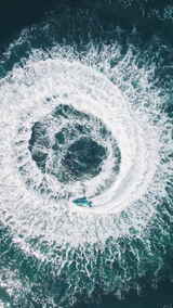 蓝色海洋上螺旋喷气滑雪的动态航拍高清在线视频素材下载