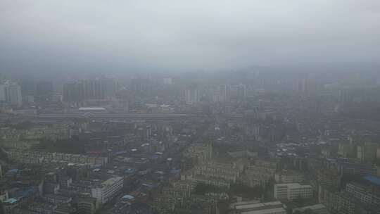 雨季迷雾中的城市航拍