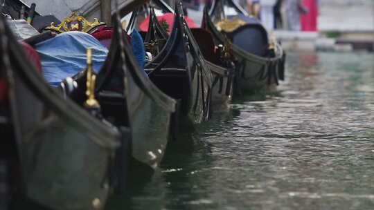 缆车停成行，在水上摇摆，威尼斯游客的复古出租车