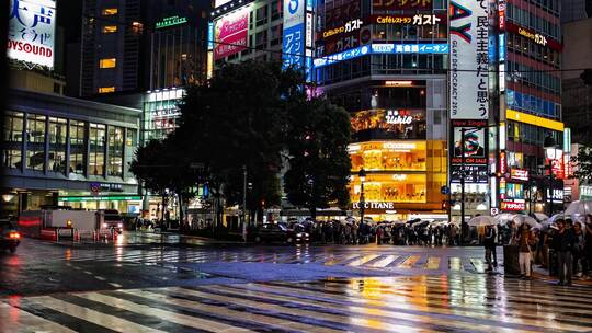 雨夜霓虹灯下的繁华都市街道