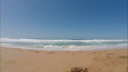 海浪冲刷海岸的特写镜头