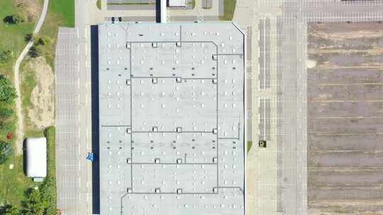 一个巨大的购物中心和附近的停车场。从上面看。航拍。空的