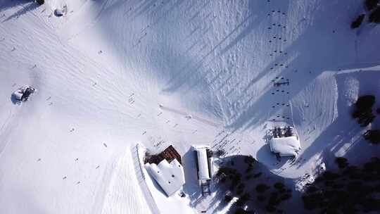 滑雪胜地滑雪坡道的鸟瞰图视频素材模板下载