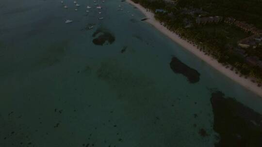 毛里求斯岛外清澈的海水