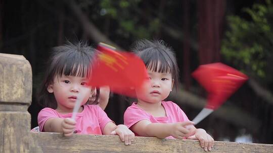 双胞胎小朋友摇国旗视频小女孩锻炼身体