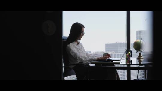 女人坐在办公室工作